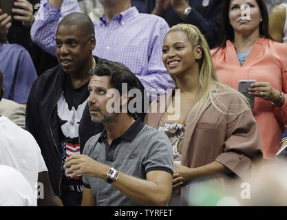 Jay-Z und Beyonce watch Serena Williams spielen Vania King der Vereinigten Staaten in der zweiten Runde im Arthur Ashe Stadium an den 2016 US Open Tennis Championships am USTA Billie Jean King National Tennis Center in New York City am 1. September 2016. Foto von John angelillo/UPI Stockfoto