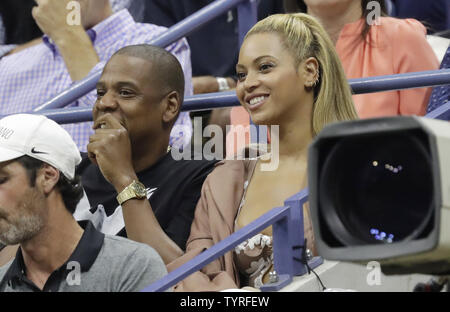 Jay-Z und Beyonce watch Serena Williams spielen Vania King der Vereinigten Staaten in der zweiten Runde im Arthur Ashe Stadium an den 2016 US Open Tennis Championships am USTA Billie Jean King National Tennis Center in New York City am 1. September 2016. Foto von John angelillo/UPI Stockfoto