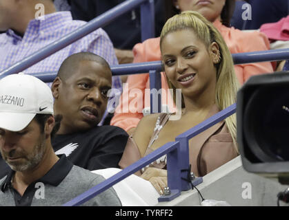 Jay-Z und Beyonce watch Serena Williams spielen Vania King der Vereinigten Staaten in der zweiten Runde im Arthur Ashe Stadium an den 2016 US Open Tennis Championships am USTA Billie Jean King National Tennis Center in New York City am 1. September 2016. Foto von John angelillo/UPI Stockfoto