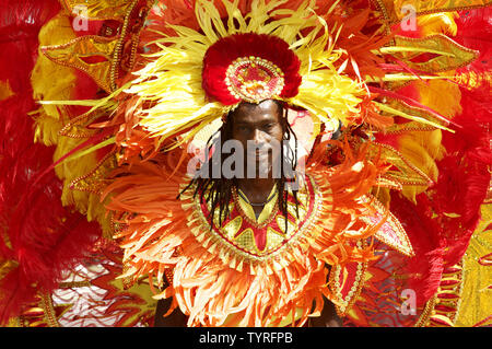 Ein Mann trägt ein Gefiederter Kostüm wie er marschiert in der jährlichen West Indian Day Parade im Stadtbezirk Brooklyn am 5. September 2016 in New York. Das Festival feiert Karibische Erbe und Kultur und verfügt über Musik, exotische Tanz und aufwendigen Kostümen. Foto von Monika Graff/UPI Stockfoto