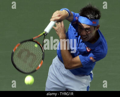 Kei Nishikori, von Japan, dient der Andy Murray, der Großbritannien, während ihr Viertelfinale gegen im Arthur Ashe Stadium an den 2016 US Open Tennis Championships am USTA Billie Jean King National Tennis Center in New York City am 7. September 2016. Foto von Ray Stubblebine/UPI Stockfoto