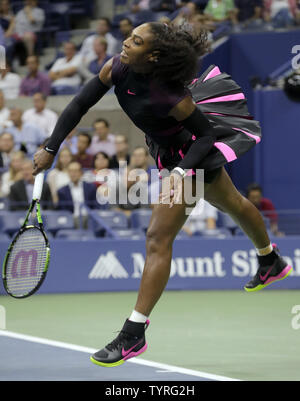 Serena Williams, der USA, dient der Simona Halep, von Rumänien, während ihr Viertelfinale gegen im Arthur Ashe Stadium an den 2016 US Open Tennis Championships am USTA Billie Jean King National Tennis Center in New York City am 7. September 2016. Foto von Ray Stubblebine/UPI Stockfoto