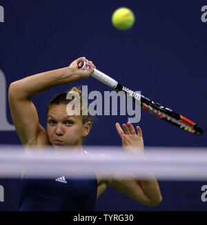 Simona Halep, von Rumänien, liefert einen Schuss von Serena Williams, der USA, während ihr Viertelfinale gegen im Arthur Ashe Stadium an den 2016 US Open Tennis Championships am USTA Billie Jean King National Tennis Center in New York City am 7. September 2016. Foto von Ray Stubblebine/UPI Stockfoto