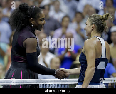 Serena Williams, der USA, schüttelt Hände mit Simona Halep, Rumäniens, rechts, nachdem Sie Ihre Viertelfinale gegen im Arthur Ashe Stadium an den 2016 US Open Tennis Championships am USTA Billie Jean King National Tennis Center in New York City am 7. September 2016. Foto von Ray Stubblebine/UPI Stockfoto
