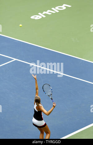 Karolina Pliskova der Tschechischen Republik dient der Angelique Kerber von Deutschland als die 9/11 Datum ist auf dem Hof bei der Frauen Match bei den US Open Tennis Championships am USTA Billie Jean King National Tennis Center in New York City am 10. September 2016 einer Schablone. Die Terroranschläge werden am Tag beobachtet, bevor die fünfzehnte Jahrestag als das World Trade Center zerstört wurde. Foto von Monika Graff/UPI Stockfoto