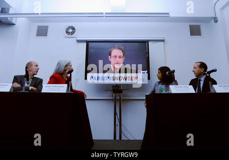 Edward Snowden spricht auf einer Konferenz über einen Monitor am Start einer Kampagne fordert Präsident Obama ihn zu begnadigen, bevor er sein Amt verlässt am 14. September 2016 in New York City. Lautsprecher gehören Snowden per Video aus Moskau, ACLU Executive Director Anthony Romero, Human Rights Watch General Counsel Dinah PoKempner, Direktor von Amnesty International USA Sicherheit und Menschenrechte Programm Naureen Shah, und Snowdens ACLU attorney Ben Wizner. Foto von Dennis Van Tine/UPI Stockfoto
