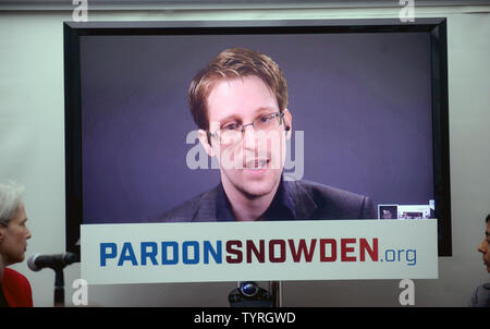 Edward Snowden spricht auf einer Konferenz über einen Monitor am Start einer Kampagne fordert Präsident Obama ihn zu begnadigen, bevor er sein Amt verlässt am 14. September 2016 in New York City. Lautsprecher gehören Snowden per Video aus Moskau, ACLU Executive Director Anthony Romero, Human Rights Watch General Counsel Dinah PoKempner, Direktor von Amnesty International USA Sicherheit und Menschenrechte Programm Naureen Shah, und Snowdens ACLU attorney Ben Wizner. Foto von Dennis Van Tine/UPI Stockfoto