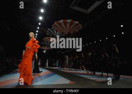 Modelle darstellen, während das Finale auf der Landebahn von der christlichen Siriano show während der New York Fashion Week: bei Artbeam in New York City am 10. September 2016. Foto von Andrea Hanks/UPI Stockfoto