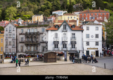 Blick auf dicht entfernt bunte Altstadt Gebäude am UNESCO-Weltkulturerbe Sintra am Hang der Serra de Sintra, Portugal. Stockfoto