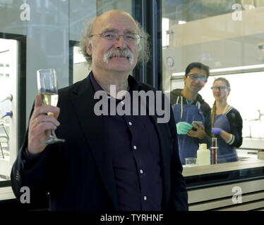 Studenten in einem nahe gelegenen Chemielabor Blick durch das Glas als Princeton University Professor für Physik Duncan Haldane sein Nobelpreis bei einem Empfang feiert im Anschluss an eine Pressekonferenz an der Universität in Princeton, New Jersey, am 4. Oktober 2016. Foto von Ray Stubblebine/UPI Stockfoto