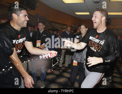 San Francisco Giants Spieler feiern im Clubhaus nach dem Sieg über die New York Mets 3-0 in der Nationalen Liga Wild-Card Spiel bei Citi Field in New York City am 5. Oktober 2016. Die Riesen gehen auf die Chicago Cubs in der Nlcs zu Gesicht. Foto von John angelillo/UPI Stockfoto