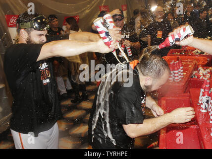 San Francisco Giants Spieler feiern im Clubhaus nach dem Sieg über die New York Mets 3-0 in der Nationalen Liga Wild-Card Spiel bei Citi Field in New York City am 5. Oktober 2016. Die Riesen gehen auf die Chicago Cubs in der Nlcs zu Gesicht. Foto von John angelillo/UPI Stockfoto