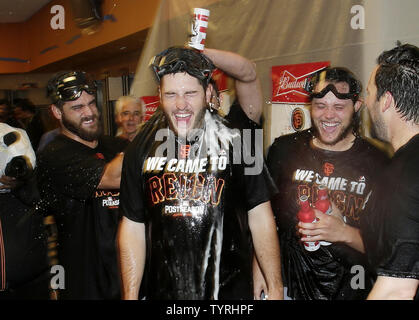 San Francisco Giants Spieler feiern im Clubhaus nach dem Sieg über die New York Mets 3-0 in der Nationalen Liga Wild-Card Spiel bei Citi Field in New York City am 5. Oktober 2016. Die Riesen gehen auf die Chicago Cubs in der Nlcs zu Gesicht. Foto von John angelillo/UPI Stockfoto