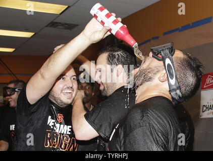 San Francisco Giants Spieler feiern im Clubhaus nach dem Sieg über die New York Mets 3-0 in der Nationalen Liga Wild-Card Spiel bei Citi Field in New York City am 5. Oktober 2016. Die Riesen gehen auf die Chicago Cubs in der Nlcs zu Gesicht. Foto von John angelillo/UPI Stockfoto