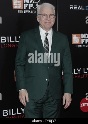 Steve Martin kommt auf dem roten Teppich in eine besondere Welt Premiere Präsentation von Billy Lynn's lange Halbzeit Spaziergang Teil des New York Film Festival im AMC Loews Lincoln Square 13 Theater am 14. Oktober 2016 in New York City. Foto von John angelillo/UPI Stockfoto