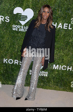 Iman kommt auf den roten Teppich der Liebe Gottes Wir Goldene Herz Auszeichnungen am 17. Oktober 2016 in New York City zu liefern. Foto von Dennis Van Tine/UPI Stockfoto