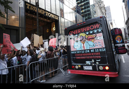 Die Demonstranten halten Schilder, wie sie im Trump Tower am 19. Oktober 2016 in New York City versammeln. Eine große Gruppe von meist Frauen zeigte sich außerhalb Trump Tower an der Fifth Avenue und inszenierten einen Protest gegen republikanische Präsidentenkandidat Donald Trump für die Sprache, die er in einer Bombe hot mic Band, die am vergangenen Freitag bekannt geworden und hat die Präsidentenwahlen nur wenige Wochen vor dem Wahltag verordnungdrogeverkäufen verwendet. Foto von John angelillo/UPI Stockfoto