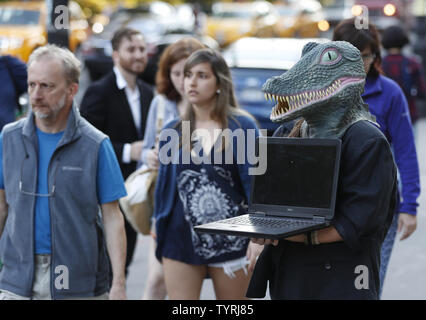 Die Demonstranten tragen Krokodil Masken halten Schilder und ein Protest Stufe Seite des American Museum of Natural History am 19. Oktober 2016 in New York City. In Blazer gekleidet und tragen neben zwei Krokodil krokodil Masken, Skulpturen, zwei Leute für die ethische Behandlung der Tiere (PETA) Anhänger protestierten forderten ein Ende des Museums "Crocs: Alte Raubtiere in einer modernen Welt' Exponat als Gäste für die 23. jährlichen Familienfest Geldbeschaffer angekommen. Foto von John angelillo/UPI Stockfoto