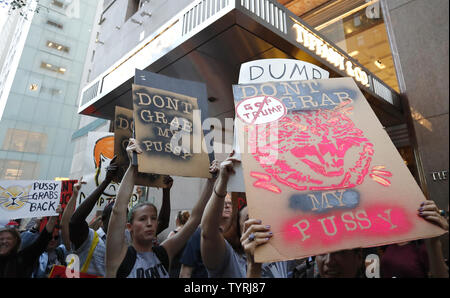 Die Demonstranten halten Schilder, wie sie im Trump Tower am 19. Oktober 2016 in New York City versammeln. Eine große Gruppe von meist Frauen zeigte sich außerhalb Trump Tower an der Fifth Avenue und inszenierten einen Protest gegen republikanische Präsidentenkandidat Donald Trump für die Sprache, die er in einer Bombe hot mic Band, die am vergangenen Freitag bekannt geworden und hat die Präsidentenwahlen nur wenige Wochen vor dem Wahltag verordnungdrogeverkäufen verwendet. Foto von John angelillo/UPI Stockfoto