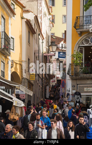 Schmalen, steilen Einkaufsstraße R. das Padarias an einem sonnigen Tag überfüllt und hektisch mit Touristen am UNESCO-Weltkulturerbe Sintra, Portugal. Stockfoto