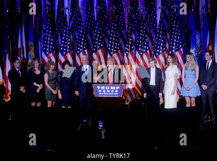 Präsidenten der Vereinigten Staaten Donald Trump macht seine Dankesrede im New York Hilton in Midtown am 8. November 2016 in New York City. Trump betäubt die politische Welt, durch das Besiegen von Hillary Clinton. Foto von Dennis Van Tine/UPI Stockfoto