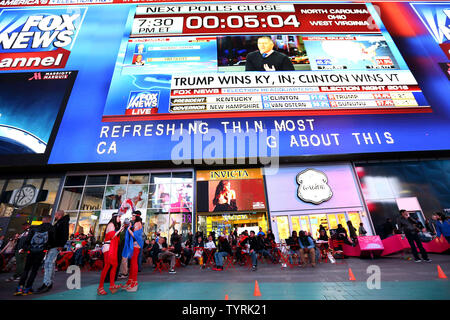 Menschenmassen versammeln die Wahl liefert auf riesigen Bildschirmen in Times Square am Tag der Wahl ausgestrahlt am 8. November 2016 in New York City zu sehen. Demokratische Kandidat Hillary Clinton und republikanischen Kandidaten Donald J. Trumpf Kämpfen der 45. US-Präsident nach umstrittenen Kampagnen. Foto von Monika Graff/UPI Stockfoto