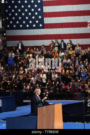 John Podesta, Vorsitzender der 2016 Hillary Clinton Presidential Campaign, fordert ein Ende der Demokratischen Präsidentschaftskandidaten Hillary Clintons Wahlnacht Kundgebung im Javits Center in New York am 8. November 2016. Podesta erzählte jeder, nach Hause zu gehen um etwas Schlaf zu bekommen. Foto von Pat Benic/UPI Stockfoto