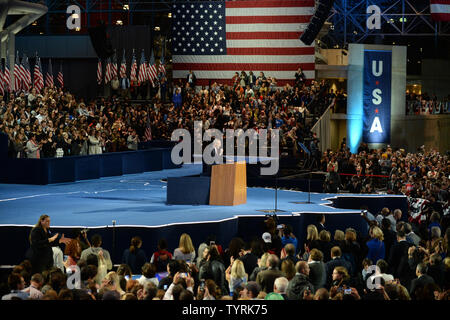 John Podesta, Vorsitzender der 2016 Hillary Clinton Presidential Campaign, fordert ein Ende der Demokratischen Präsidentschaftskandidaten Hillary Clintons Wahlnacht Kundgebung im Javits Center in New York am 8. November 2016. Podesta erzählte jeder, nach Hause zu gehen um etwas Schlaf zu bekommen. Foto von Pat Benic/UPI Stockfoto