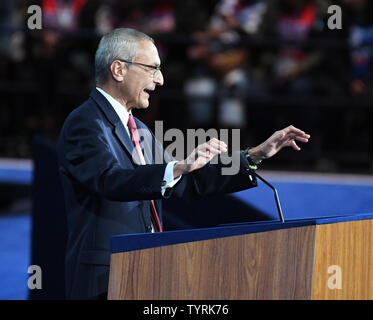 John Podesta, Vorsitzender der 2016 Hillary Clinton Presidential Campaign, fordert ein Ende der Demokratischen Präsidentschaftskandidaten Hillary Clintons Wahlnacht Kundgebung im Javits Center in New York am 8. November 2016. Podesta erzählte jeder, nach Hause zu gehen um etwas Schlaf zu bekommen. Foto von Pat Benic/UPI Stockfoto