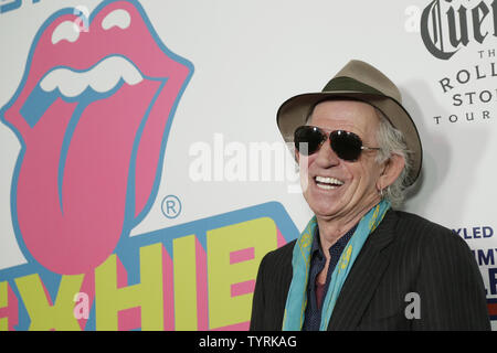 Keith Richards von den Rolling Stones kommt auf den roten Teppich Industria im West Village an der Nordamerikanischen Debüt von Exhibitionismus - die Rolling Stones am 15. November 2016 in New York City. Die Rolling Stones ihre Schatzkammer der Geschichte, Exhibitionismus, der größten touring Erfahrung ihrer Art, die jemals inszeniert zu werden. Die überwiegende 17.000 Quadratmeter Ausstellung wird seine US-Premiere in New York City an Industria im West Village, wo es durch den 12. März 2016 laufen wird. Foto von John angelillo/UPI Stockfoto