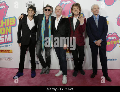 Designer Tommy Hilfiger kommt auf dem roten Teppich zusammen mit den Rolling Stones Bandmitglieder Ron Wood, Keith Richards, Mick Jagger, Charlie Watts bei Industria im West Village an der Nordamerikanischen Debüt von Exhibitionismus - die Rolling Stones am 15. November 2016 in New York City. Die Rolling Stones ihre Schatzkammer der Geschichte, Exhibitionismus, der größten touring Erfahrung ihrer Art, die jemals inszeniert zu werden. Die überwiegende 17.000 Quadratmeter Ausstellung wird seine US-Premiere in New York City an Industria im West Village, wo es durch den 12. März 2016 laufen wird. Foto von John Ange Stockfoto