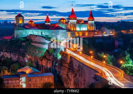 Tolle mittelalterliche Burg bei Nacht. Bunte alte Festung mit Türmen, Mauern und Brücke Stockfoto