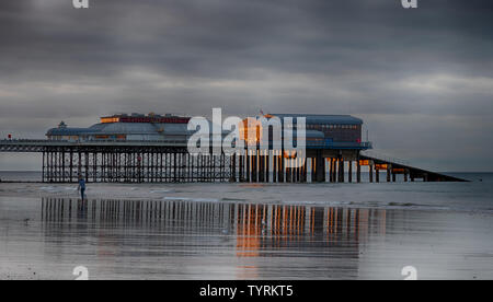 Cromer Pier und Rettungsboot Station bei Sonnenuntergang Stockfoto