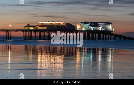 Cromer Pier mit dem Rettungsboot Station bei Dämmerung Stockfoto