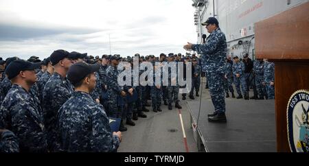 MAYPORT, Fla (Nov. 23, 2016) - Kapitän James Midkiff, kommandierender Offizier der Amphibisches Schiff USS Iwo Jima (LHD7), Adressen der Crew nach einem frocking Zeremonie auf dem Schiff Flight Deck. Iwo Jima vor Kurzem kehrte zu ihrem Heimathafen in Veteranen Woche nach New York City 2016 Teilnehmenden der Service für alle unsere Nation Veteranen zu ehren. Stockfoto