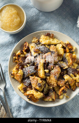 Hausgemachte Deutsche Pfannkuchen Kaiserschmarrn mit Rosinen und Zucker Stockfoto