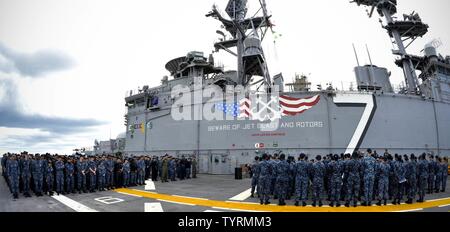 MAYPORT, Fla (Nov. 23, 2016) - Die Crew von Amphibisches Schiff USS Iwo Jima (LHD7) stehen vor einem frocking Zeremonie auf dem Schiff Flight Deck. Iwo Jima vor Kurzem kehrte zu ihrem Heimathafen in Veteranen Woche nach New York City 2016 Teilnehmenden der Service für alle unsere Nation Veteranen zu ehren. Stockfoto