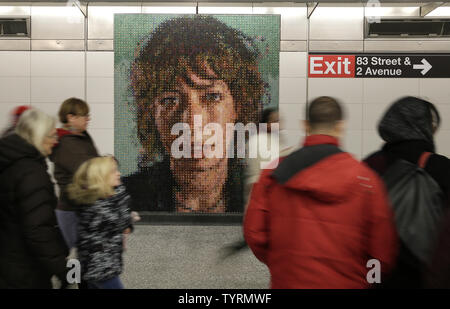 Reisende Spaziergang von Chuck Close, meines Gonzo-Porn Porträts' in der 86th Street zweite Avenue Subway Station am 5. Januar 2017 in New York City. Der Staat brach Boden auf die erste Phase der Linie im April 2007, obwohl die Bauarbeiten in den vergangenen Jahrzehnten in Chinatown und East Harlem durchgeführt worden war. Die neue U-Bahn Linie offiziell eröffnet am Mittag am Jan. 1, 2017. Foto von John angelillo/UPI Stockfoto