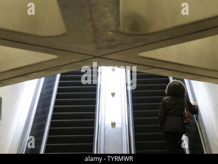 Eine Frau reitet der Rolltreppe in der 86th Street zweite Avenue Subway Station am 5. Januar 2017 in New York City. Der Staat brach Boden auf die erste Phase der Linie im April 2007, obwohl die Bauarbeiten in den vergangenen Jahrzehnten in Chinatown und East Harlem durchgeführt worden war. Die neue U-Bahn Linie offiziell eröffnet am Mittag am Jan. 1, 2017. Foto von John angelillo/UPI Stockfoto