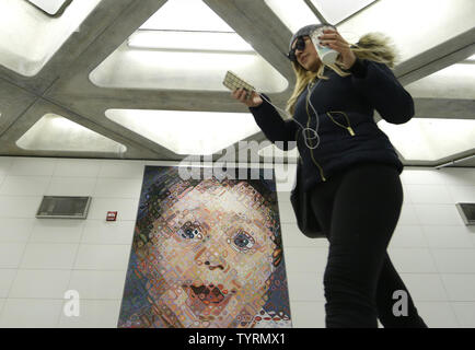 Reisende Spaziergang von Chuck Close, meines Gonzo-Porn Porträts' in der 86th Street zweite Avenue Subway Station am 5. Januar 2017 in New York City. Der Staat brach Boden auf die erste Phase der Linie im April 2007, obwohl die Bauarbeiten in den vergangenen Jahrzehnten in Chinatown und East Harlem durchgeführt worden war. Die neue U-Bahn Linie offiziell eröffnet am Mittag am Jan. 1, 2017. Foto von John angelillo/UPI Stockfoto