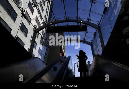 Eine Frau reitet der Rolltreppe in der 86th Street zweite Avenue Subway Station am 5. Januar 2017 in New York City. Der Staat brach Boden auf die erste Phase der Linie im April 2007, obwohl die Bauarbeiten in den vergangenen Jahrzehnten in Chinatown und East Harlem durchgeführt worden war. Die neue U-Bahn Linie offiziell eröffnet am Mittag am Jan. 1, 2017. Foto von John angelillo/UPI Stockfoto