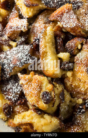 Hausgemachte Deutsche Pfannkuchen Kaiserschmarrn mit Rosinen und Zucker Stockfoto