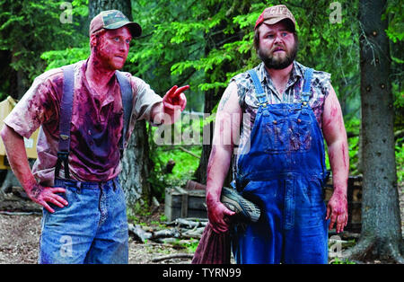 TUCKER & DALE VS BÖSE 2010 Magneten Loslassen Film mit Tyler Labine rechts und Alan Tudyk Stockfoto