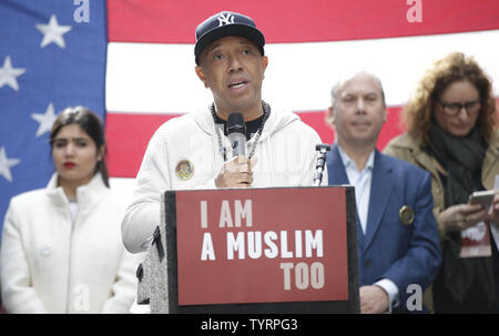 Russell Simmons spricht an der 'ich ein Muslim zu 'Kundgebung gegen die Politik von Präsident Donald Trump am Times Square in New York City am 19. Februar 2017 bin. Foto von John angelillo/UPI Stockfoto