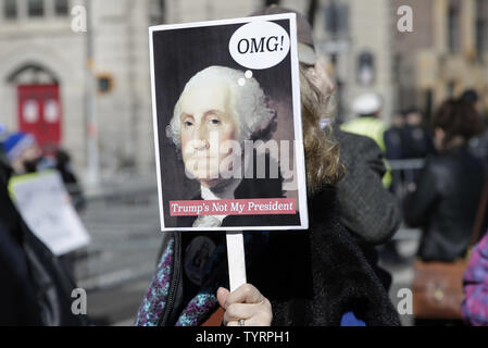 Einen Demonstranten hält ein Bild von George Washington an der 'Nicht Rallye meines Präsident Tag' Protest gegen die Präsidentschaft von Präsident Donald Trump außerhalb von Trump International Hotel and Tower auf den President's in New York City am 20. Februar 2017. Foto von John angelillo/UPI Stockfoto