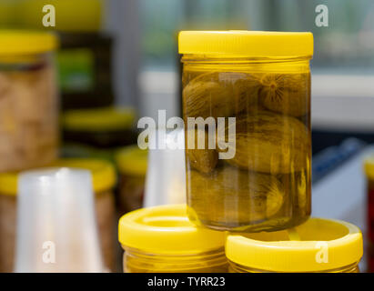 Glas mit eingelegten unreife Melonen in einem Basar, kelek tursusu Stockfoto