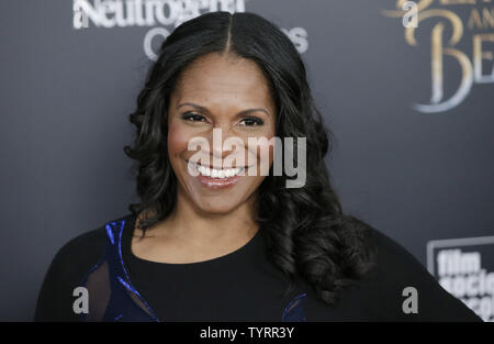 Audra McDonald kommt auf dem roten Teppich an der "Die Schöne und das Biest 'New York Screening in der Alice Tully Hall im Lincoln Center am 13. März 2017 in New York City. Foto von John angelillo/UPI Stockfoto