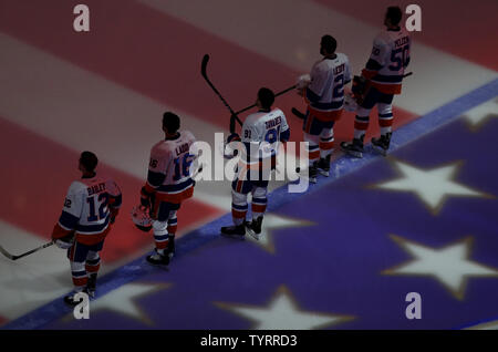 New York Islanders Josh Bailey, Katze Clutterbuck, John Tavares, Nick Leddy und Adam Pelech stand in das Eis für die Nationalhymne vor dem Spiel gegen die New York Rangers im Madison Square Garden in New York City am 22. März 2017. Die Inselbewohner besiegten die Rangers 3-2. Foto von John angelillo/UPI Stockfoto