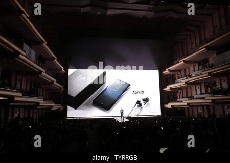 Ein Release Datum des 21. April wird angekündigt, wenn seine neueste Samsung Galaxy präsentiert, das Galaxy S8 und S8+, an der Samsung Galaxy ausgepackt 2017 bei David Geffien Hall, das Lincoln Center in New York City am 29. März 2017. Das koreanische Unternehmen hatte in Erinnerung zu rufen und dann die Produktion und den Vertrieb der Note 7 Smartphone im Herbst letzten Stop folgende Vorfälle explodierender Geräte Schuld auf defekte Akkus. Foto von John angelillo/UPI Stockfoto