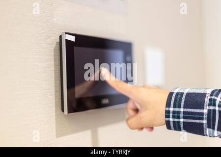 Finger fotografie Bildschirm an der Wand Stockfoto